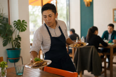 Mesero sirviendo en un restaurante